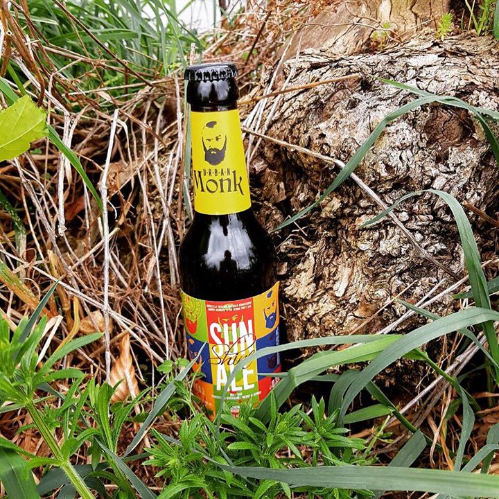 URBAN MONK ☀️ SUNSHINE ALE ☀️
Hüll Melon, Mandarina Bavaria & Hallertauer Tradition Hopfen sind hier drin. Grapefruit, Maracuja & feine bittere Noten im Geschmack; außerdem malzig-süß. Der Sommer liegt in der Nase. 